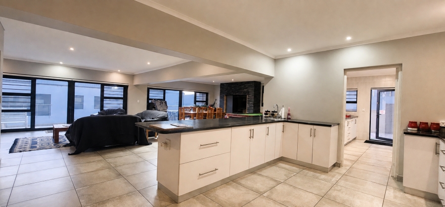 8 Bedroom Property for Sale in Myburgh Park Western Cape